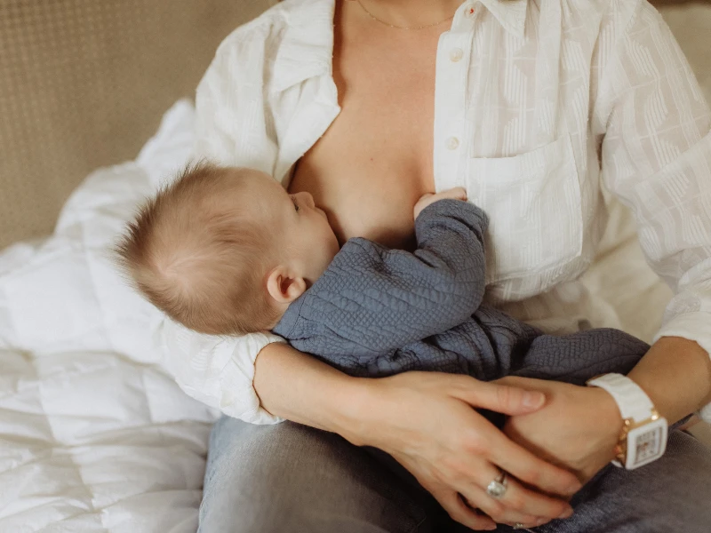 Cho con bú mẹ, áp lực khiến Estrogen suy giảm, gây khô hạn cho phụ nữ sau sinh